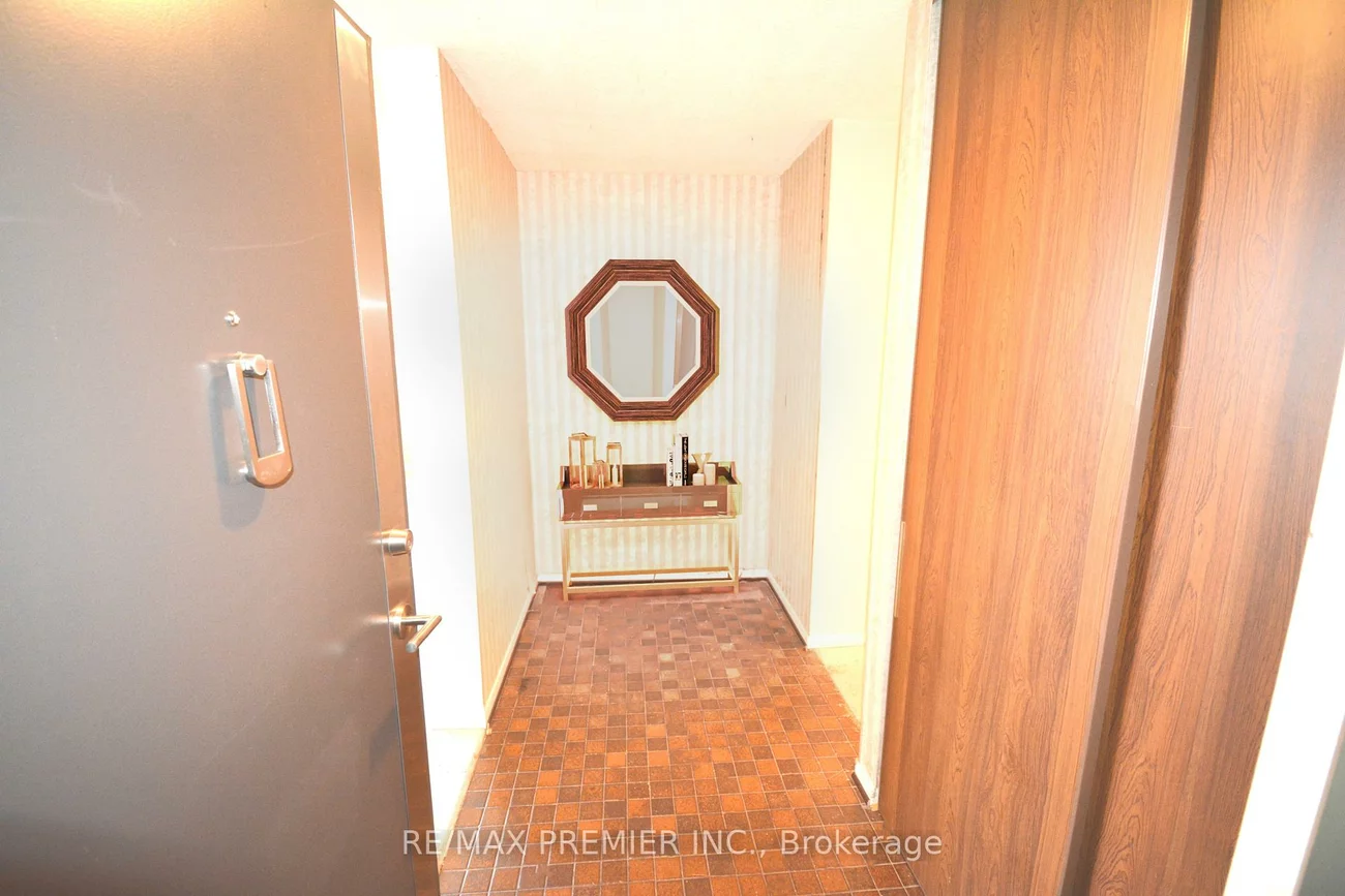 7811, Yonge, Thornhill, Markham