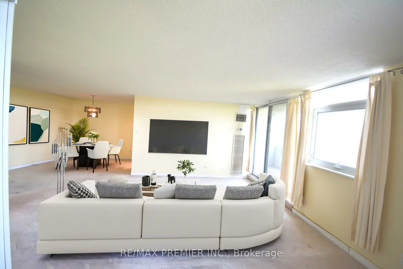 7811, Yonge, Thornhill, Markham
