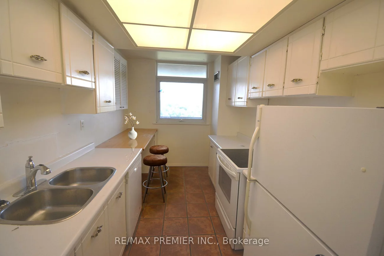 7811, Yonge, Thornhill, Markham
