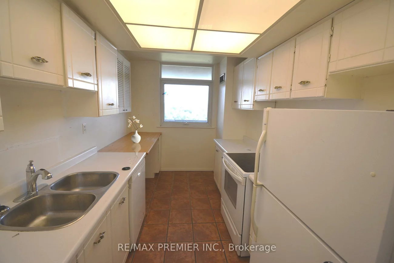 7811, Yonge, Thornhill, Markham