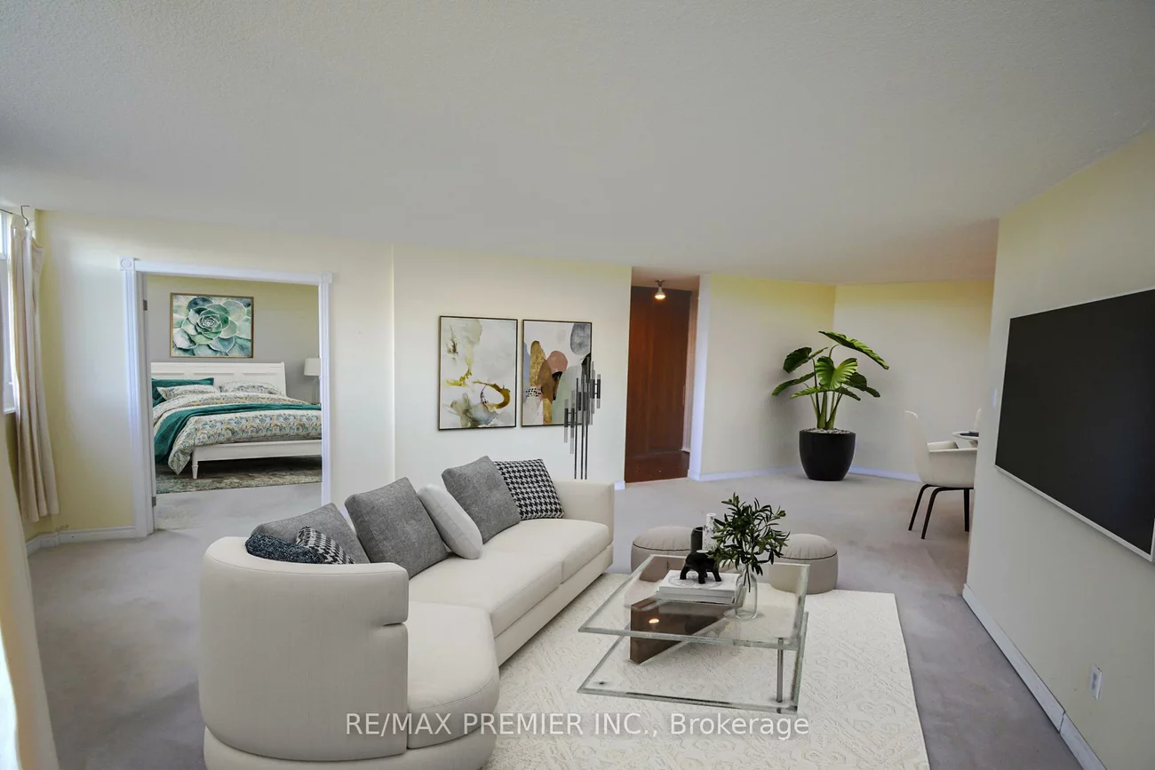 7811, Yonge, Thornhill, Markham