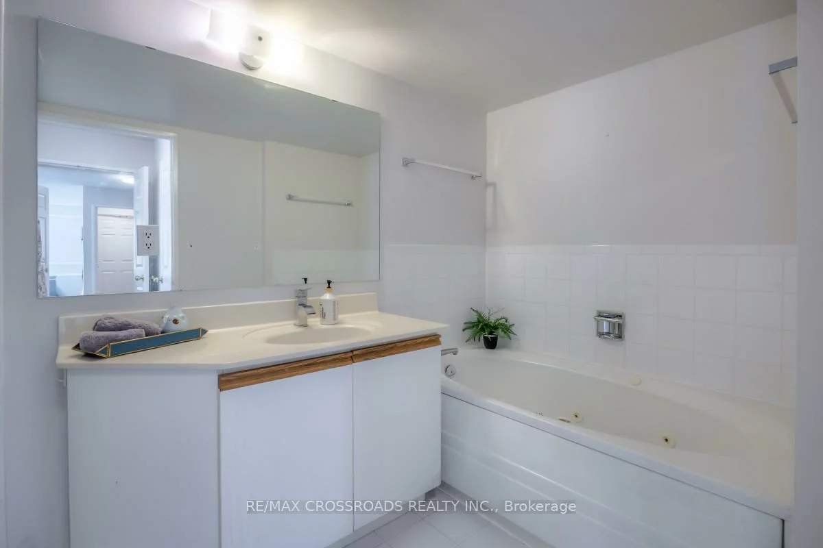 7825, Bayview, Aileen-Willowbrook, Markham