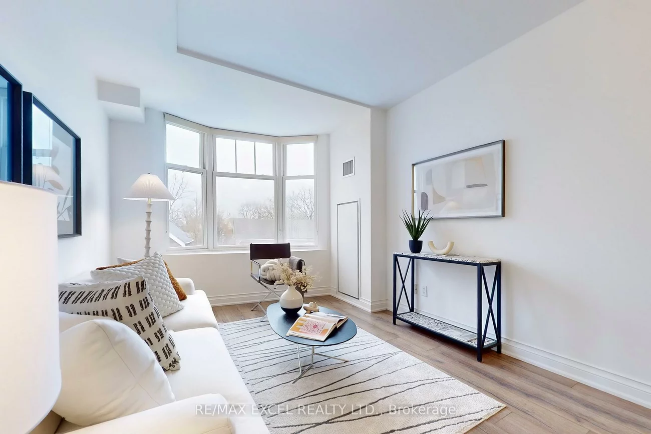68, Main, Markham Village, Markham
