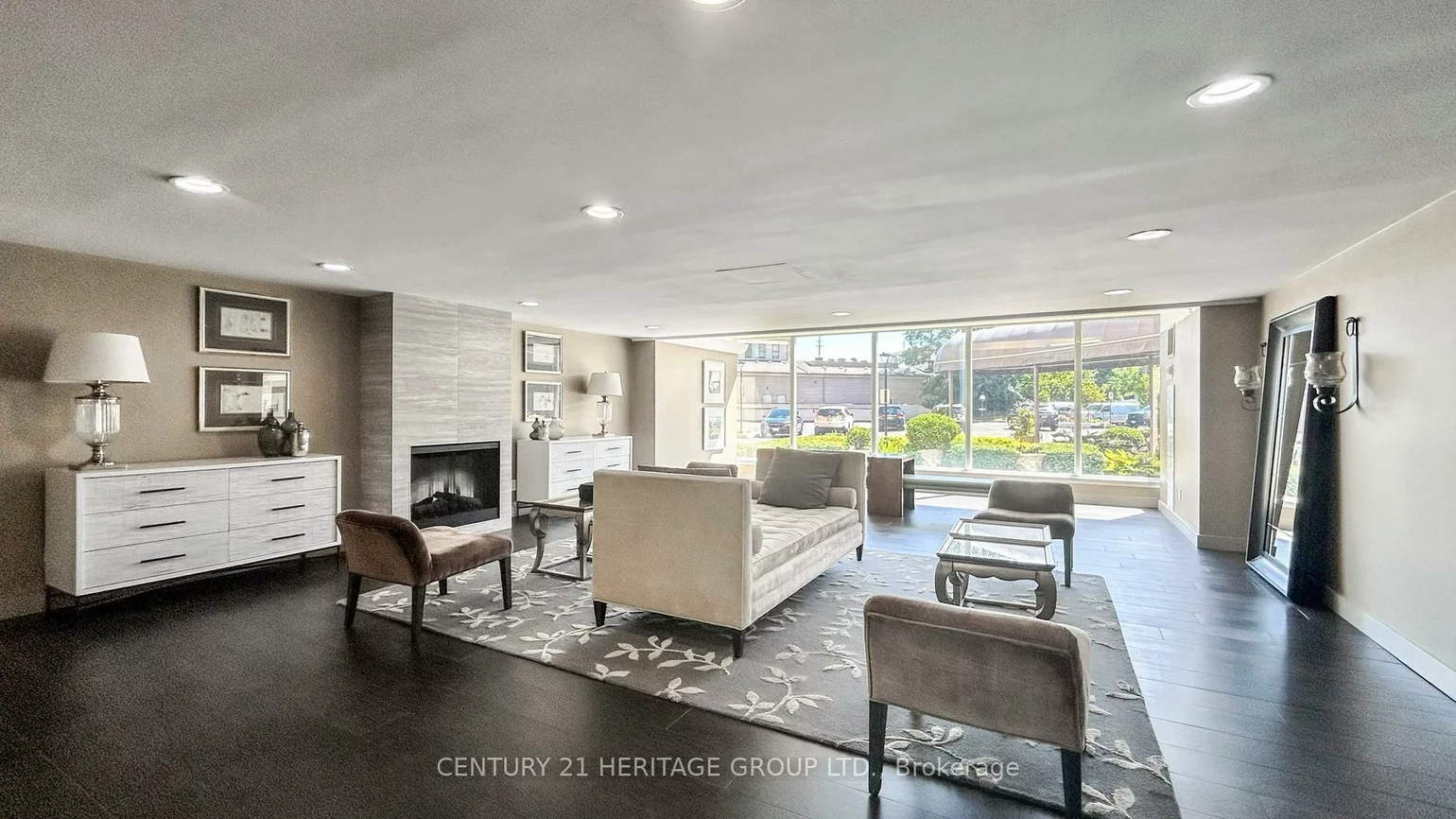 7811, Yonge, Thornhill, Markham