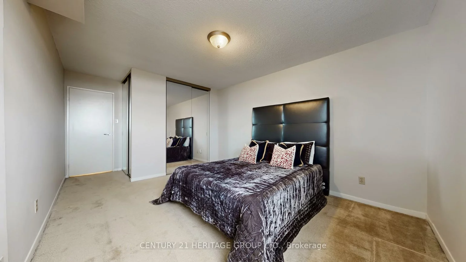 7811, Yonge, Thornhill, Markham