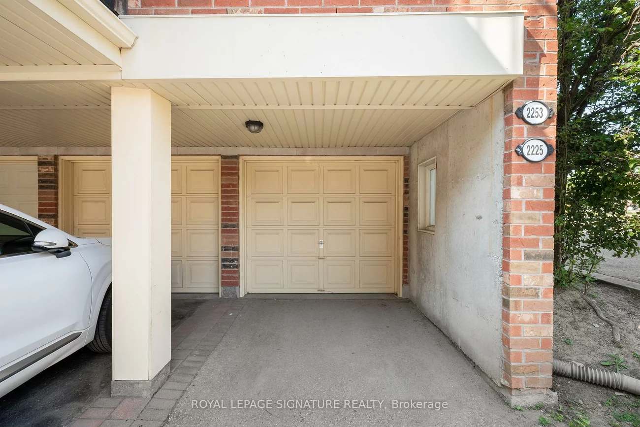 2249, Bur Oak, Greensborough, Markham