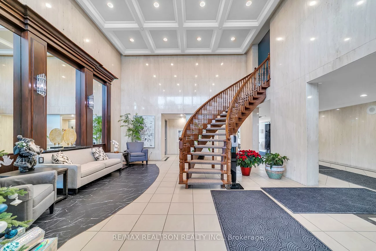 8111, Yonge, Royal Orchard, Markham