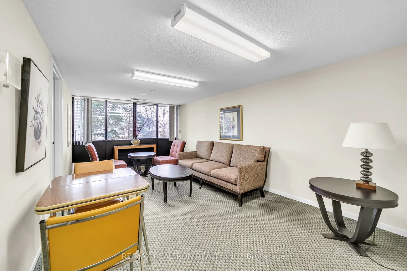 8111, Yonge, Royal Orchard, Markham