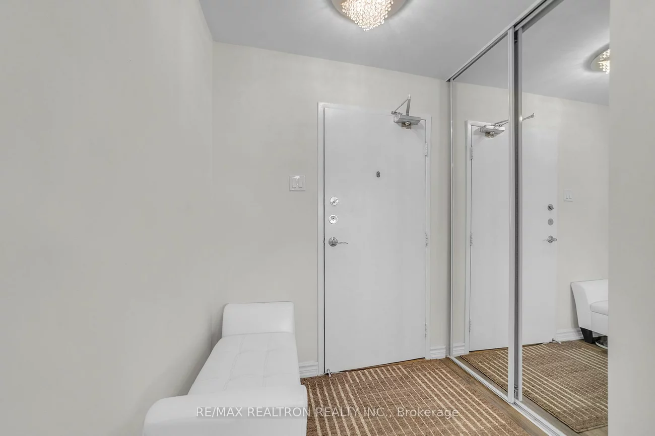 8111, Yonge, Royal Orchard, Markham