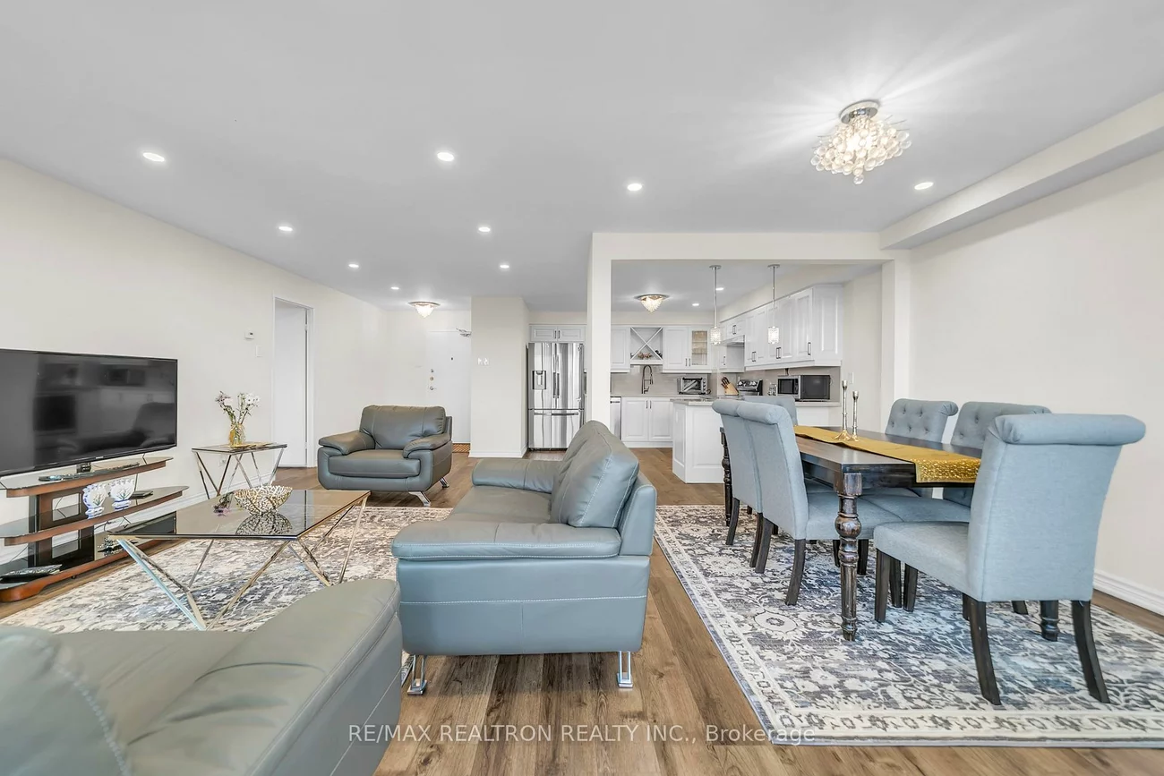 8111, Yonge, Royal Orchard, Markham