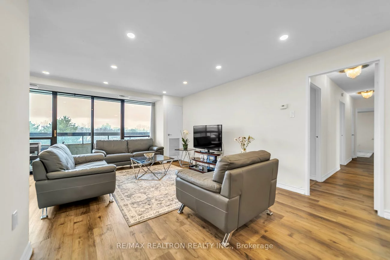 8111, Yonge, Royal Orchard, Markham