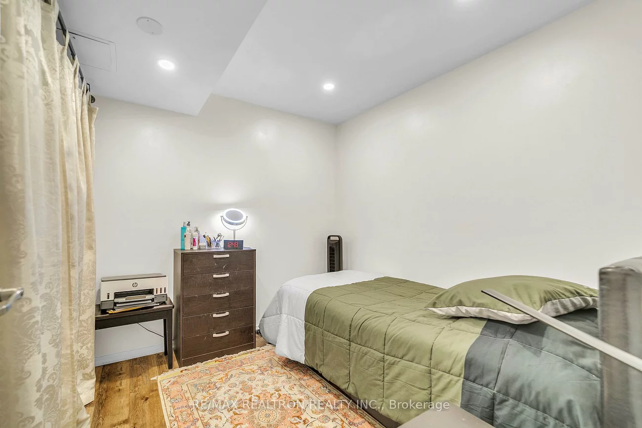 8111, Yonge, Royal Orchard, Markham