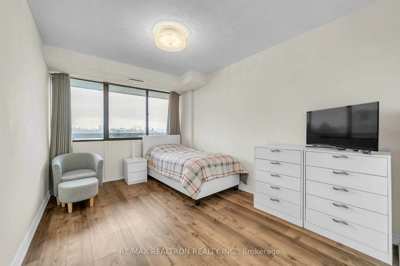 8111, Yonge, Royal Orchard, Markham