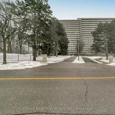 8111, Yonge, Royal Orchard, Markham