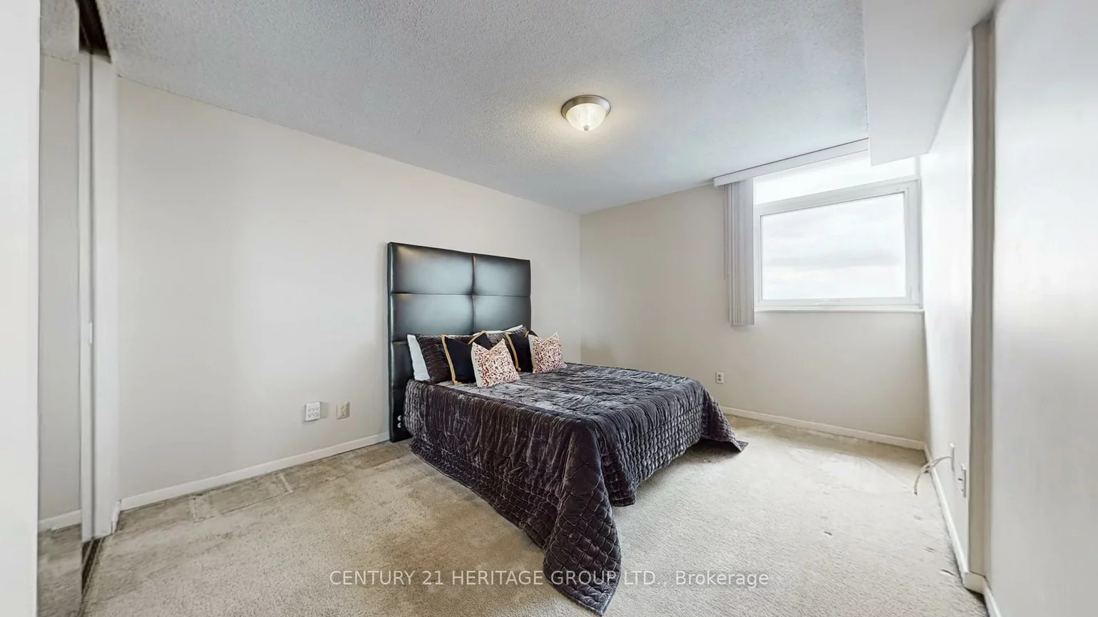 7811, Yonge, Thornhill, Markham