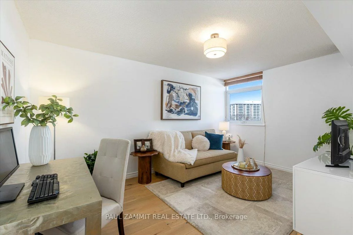 7811, Yonge, Thornhill, Markham