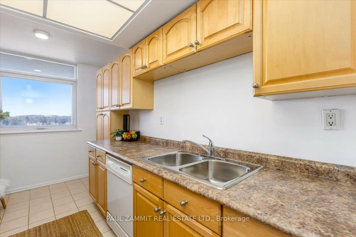 7811, Yonge, Thornhill, Markham