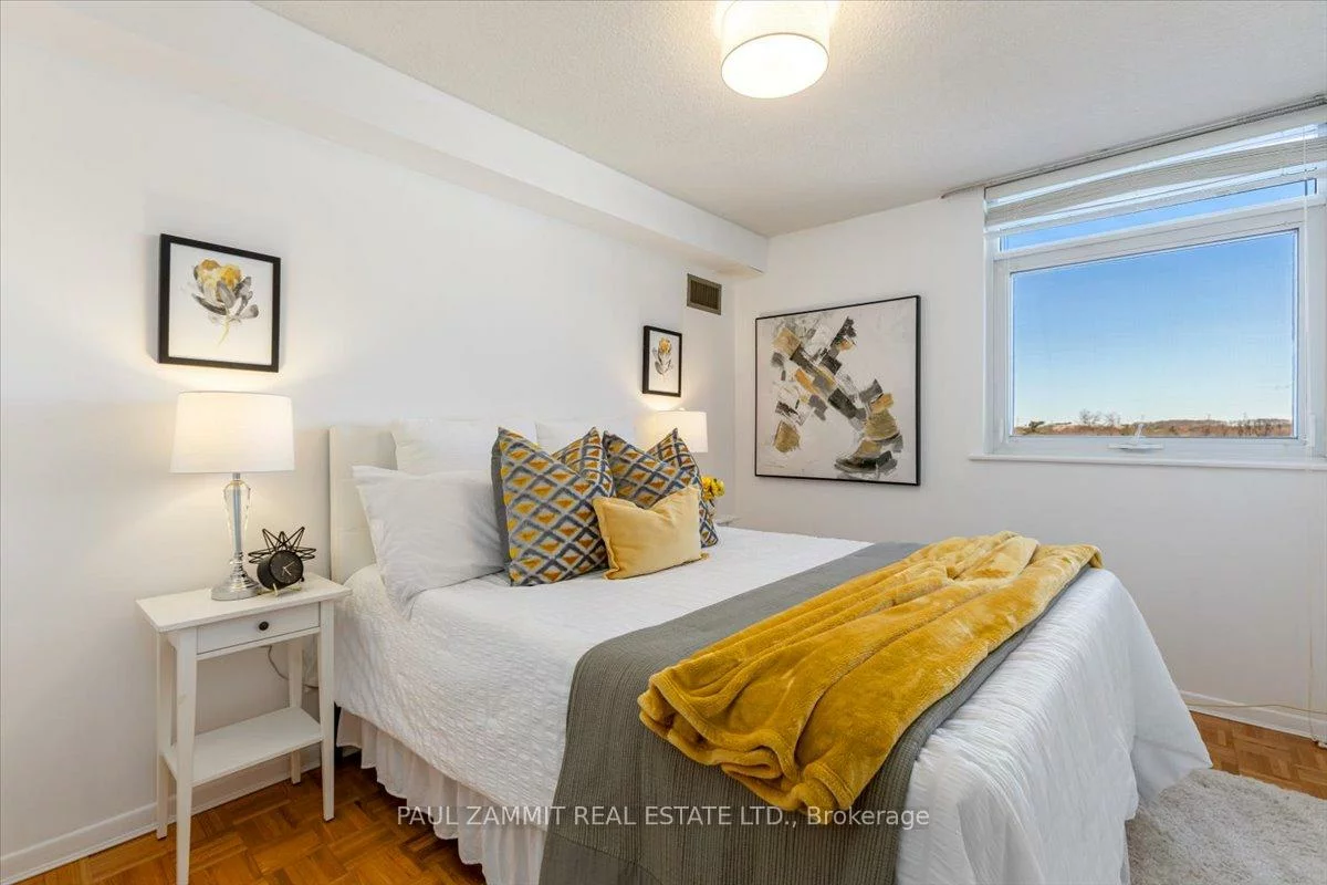 7811, Yonge, Thornhill, Markham