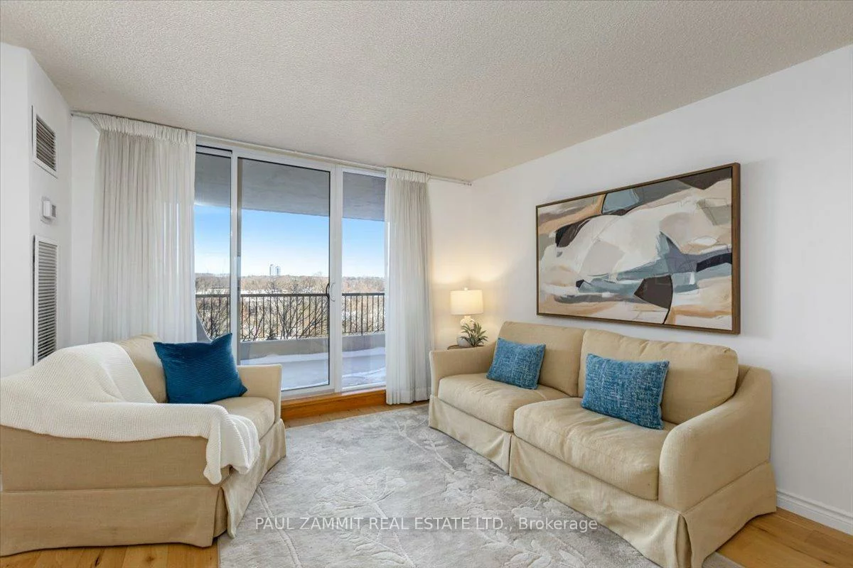 7811, Yonge, Thornhill, Markham