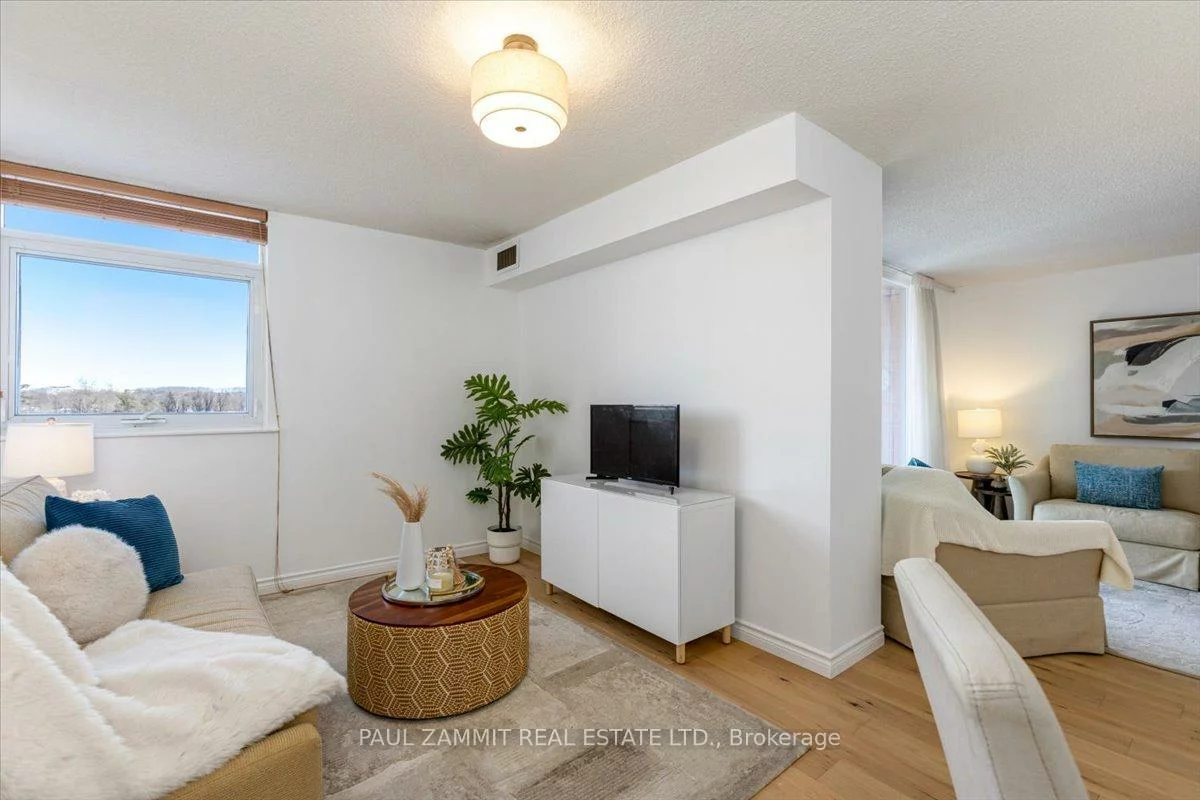 7811, Yonge, Thornhill, Markham