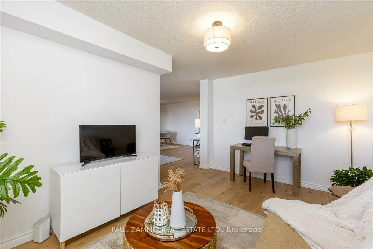 7811, Yonge, Thornhill, Markham