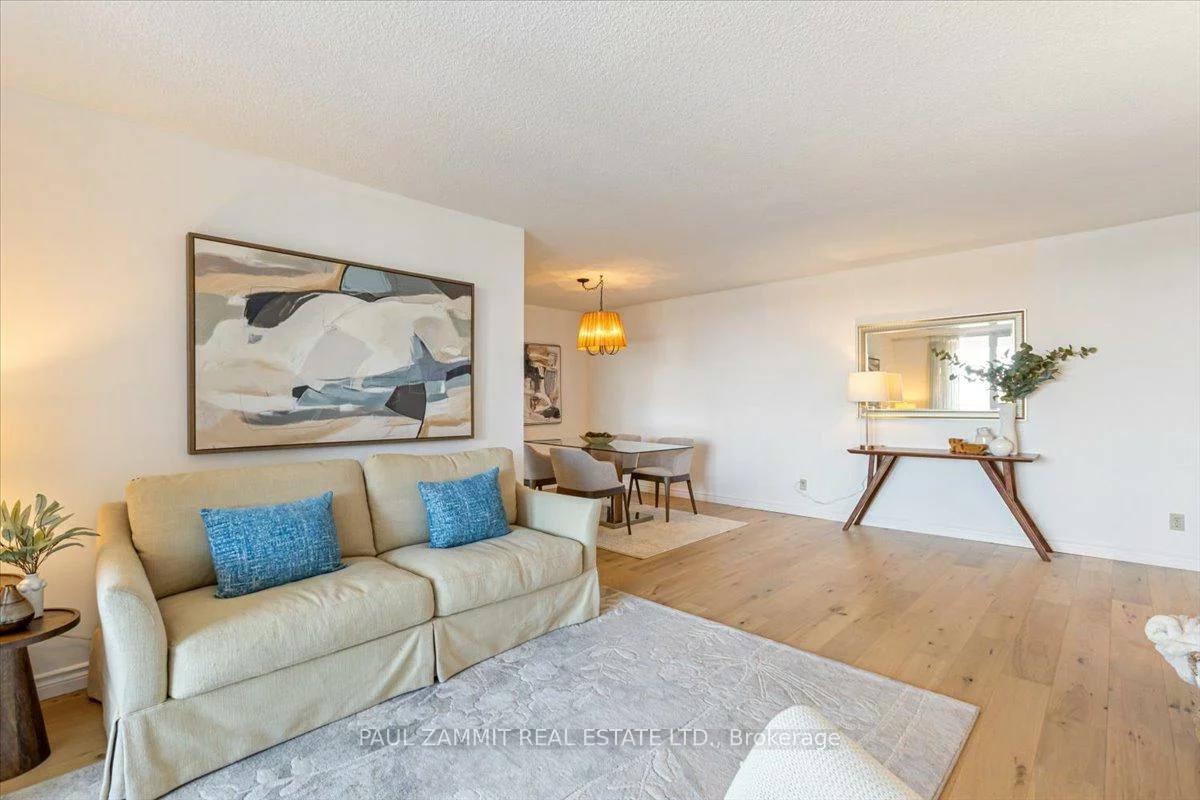 7811, Yonge, Thornhill, Markham