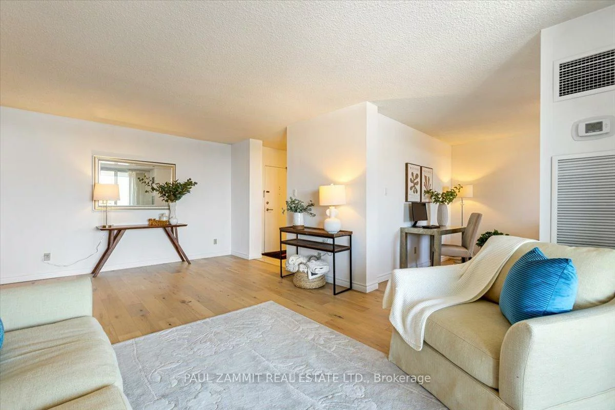 7811, Yonge, Thornhill, Markham