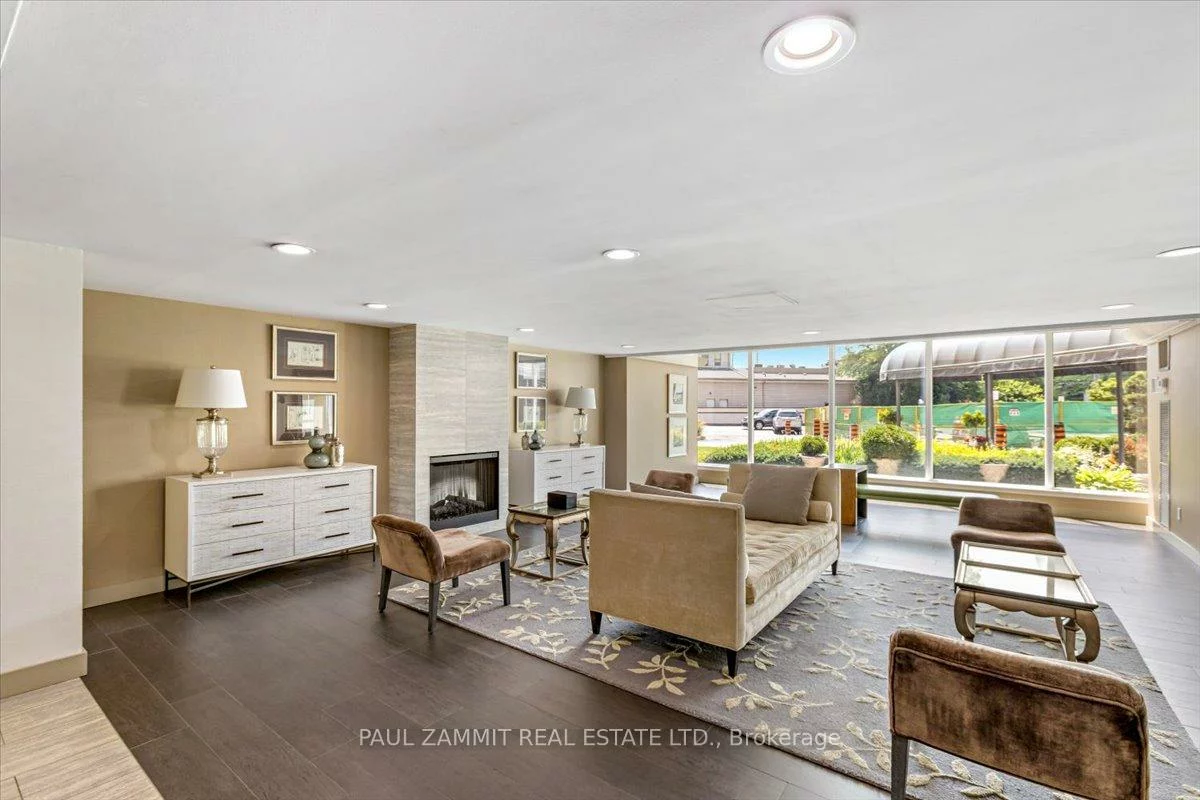 7811, Yonge, Thornhill, Markham