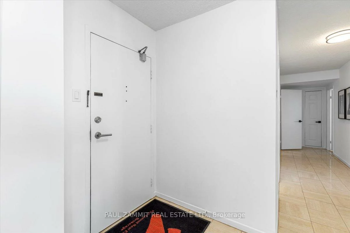 7811, Yonge, Thornhill, Markham