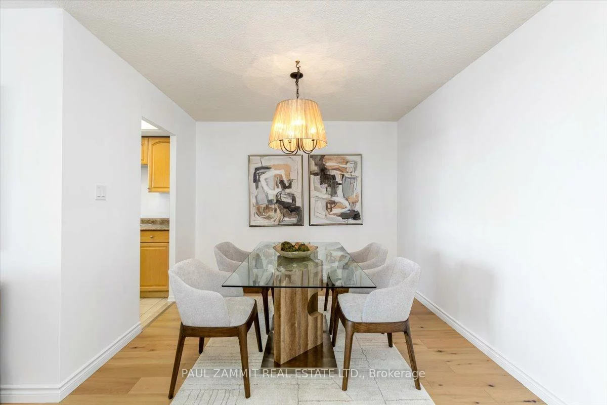 7811, Yonge, Thornhill, Markham