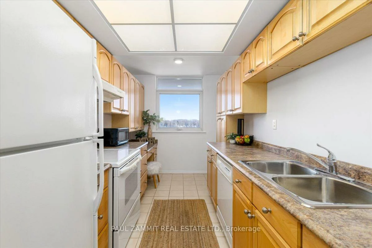 7811, Yonge, Thornhill, Markham