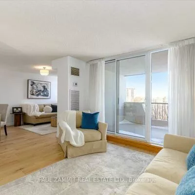 7811, Yonge, Thornhill, Markham