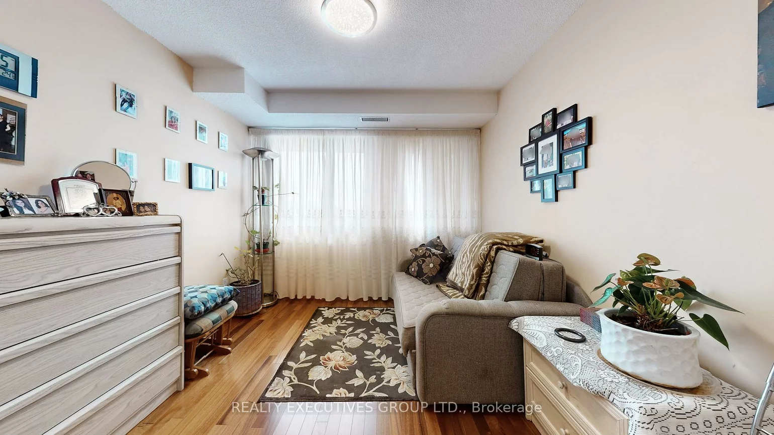 8111, Yonge, Royal Orchard, Markham