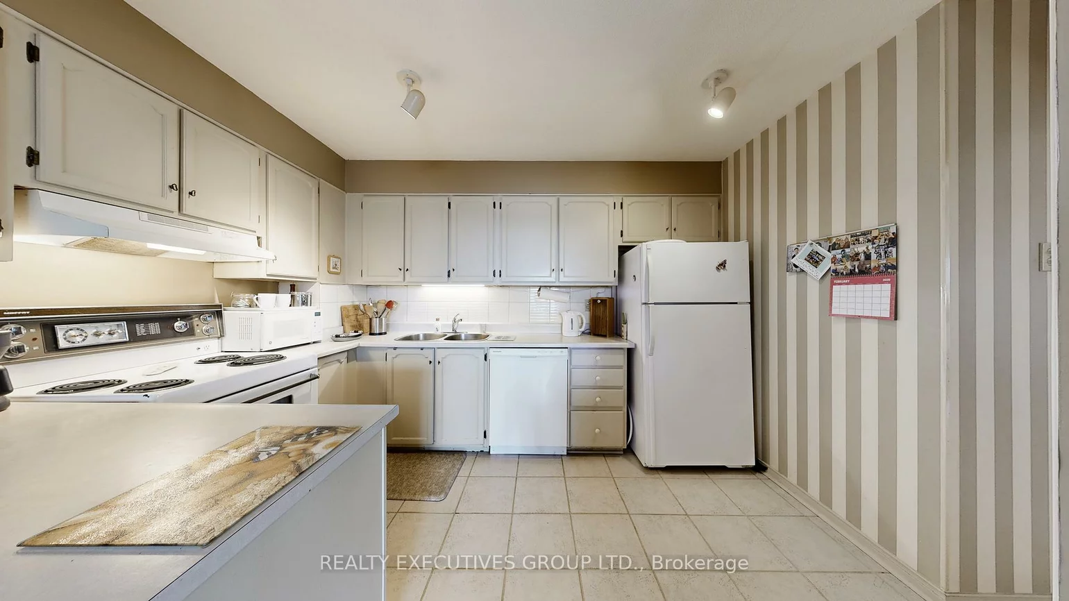 8111, Yonge, Royal Orchard, Markham