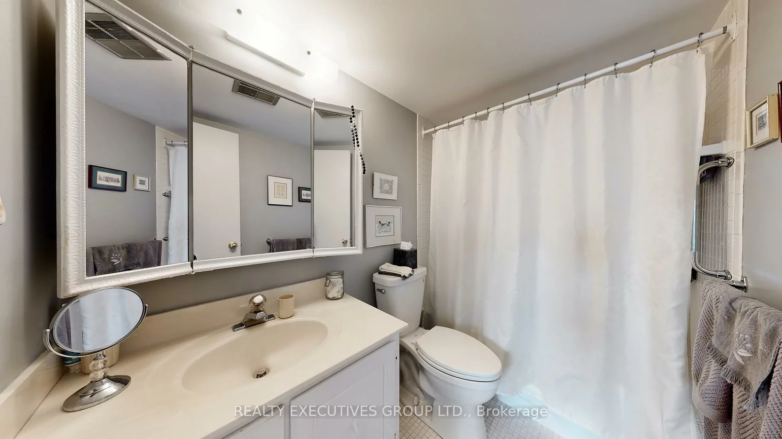 8111, Yonge, Royal Orchard, Markham