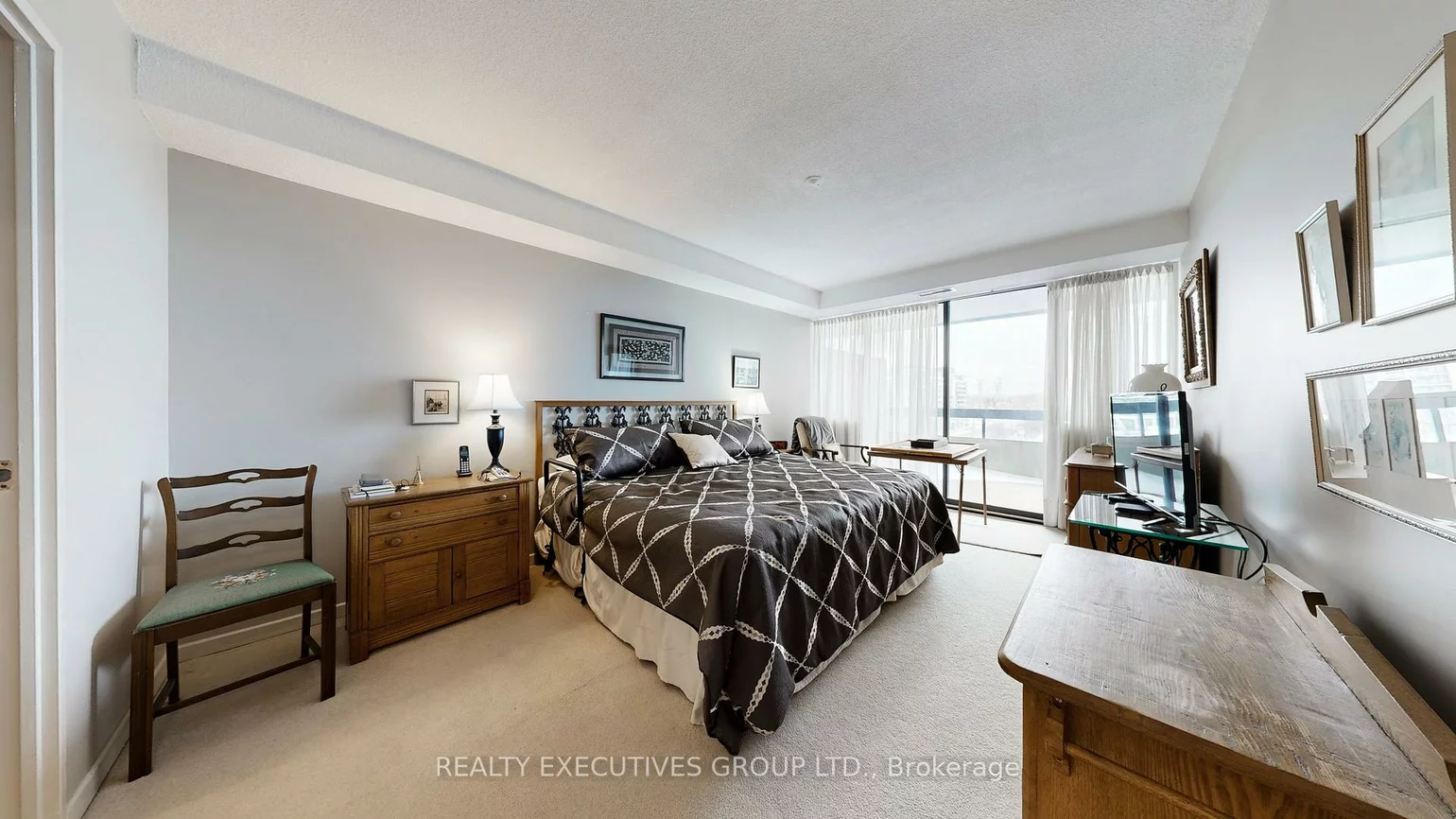 8111, Yonge, Royal Orchard, Markham