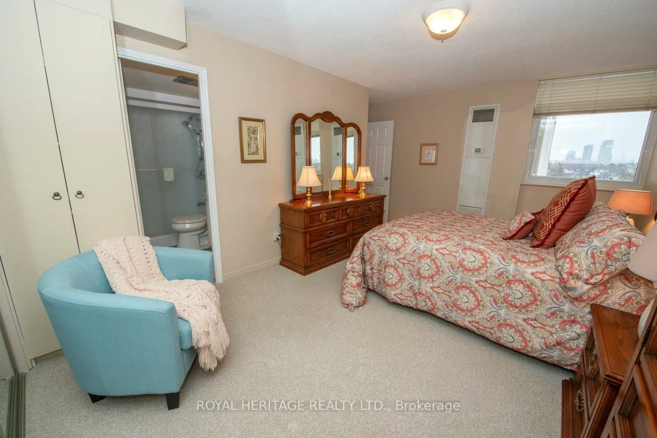 7811, Yonge, Thornhill, Markham