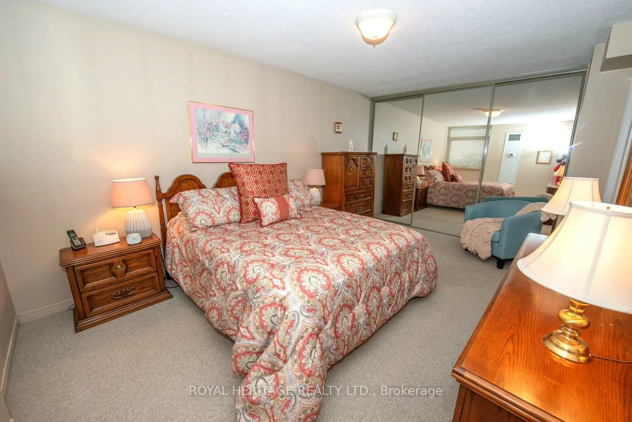 7811, Yonge, Thornhill, Markham