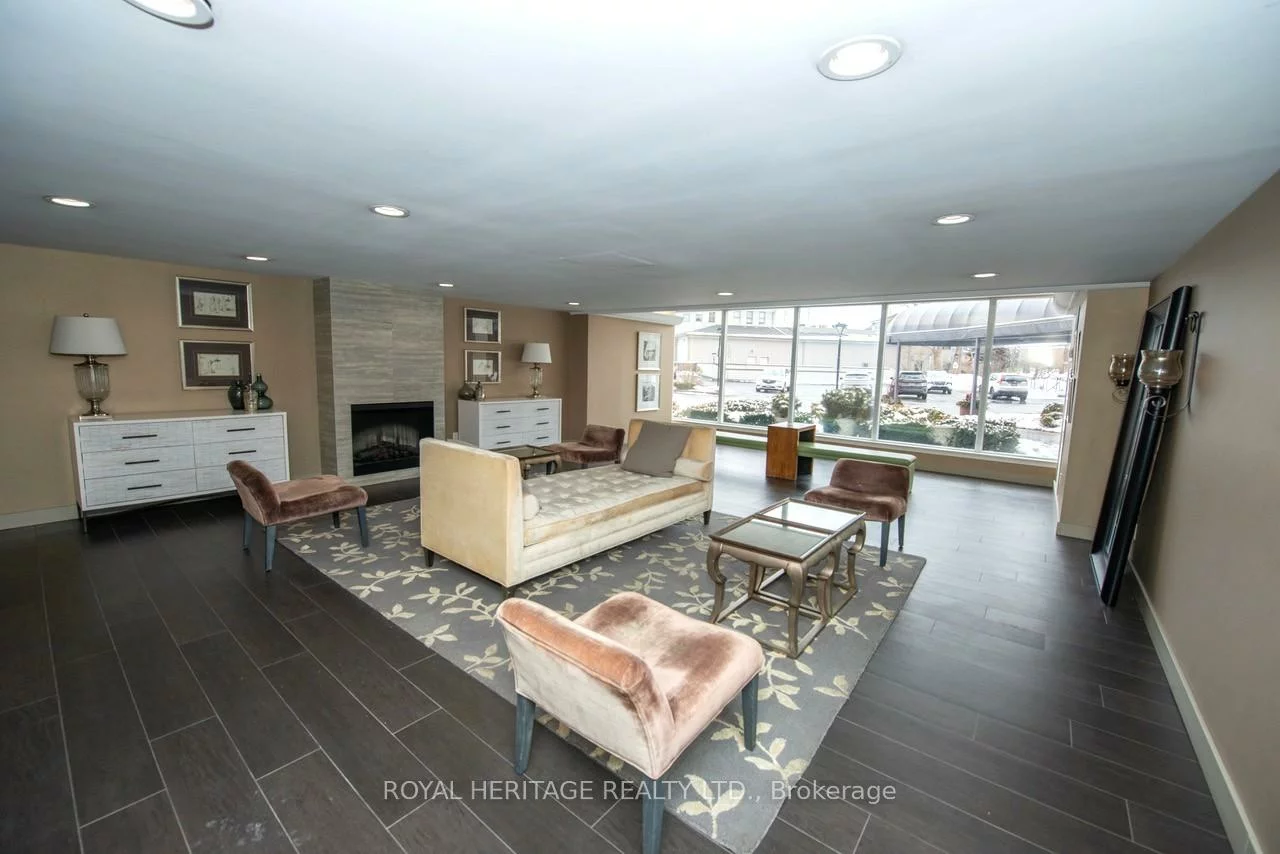 7811, Yonge, Thornhill, Markham