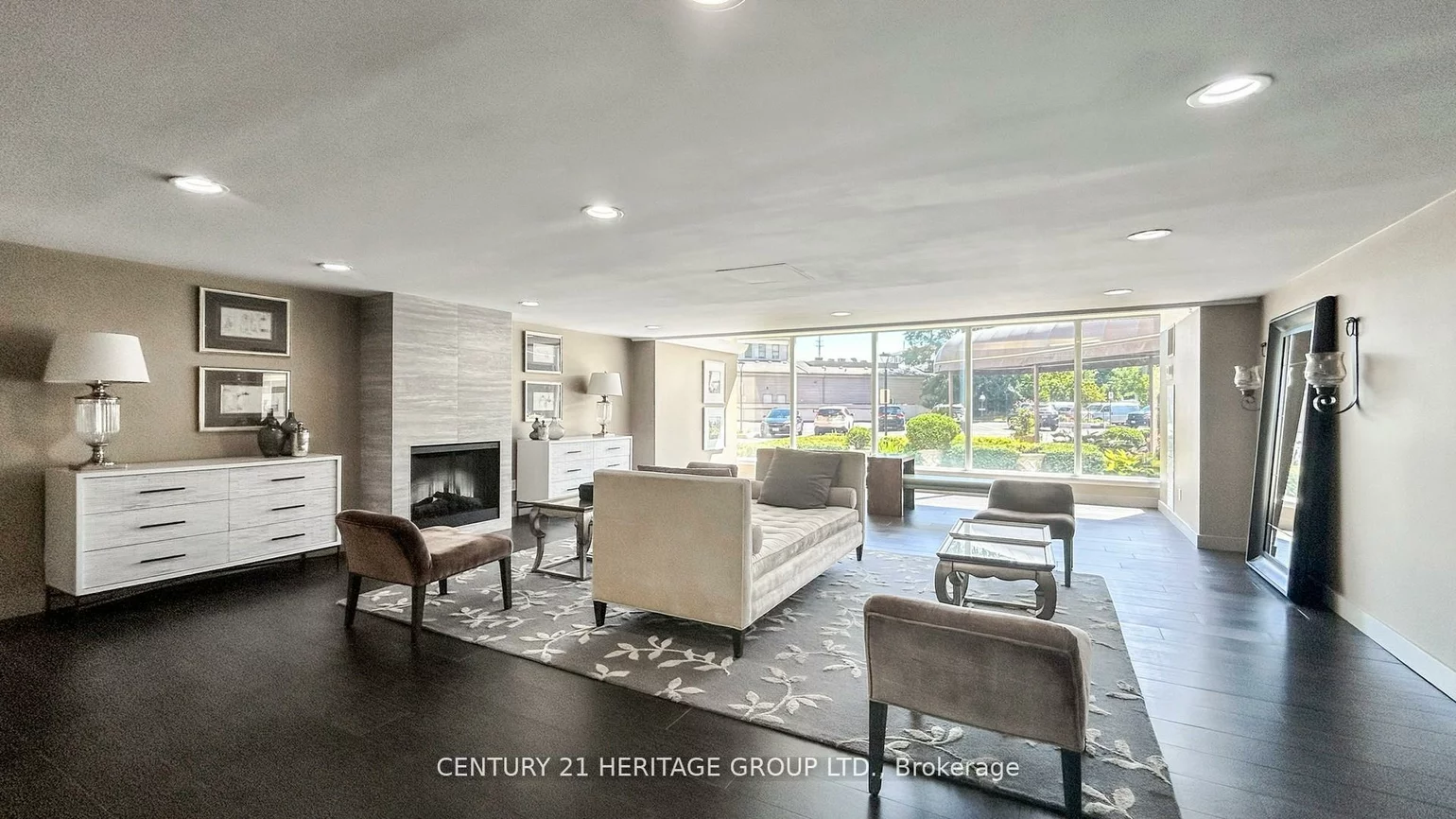 7811, Yonge, Thornhill, Markham