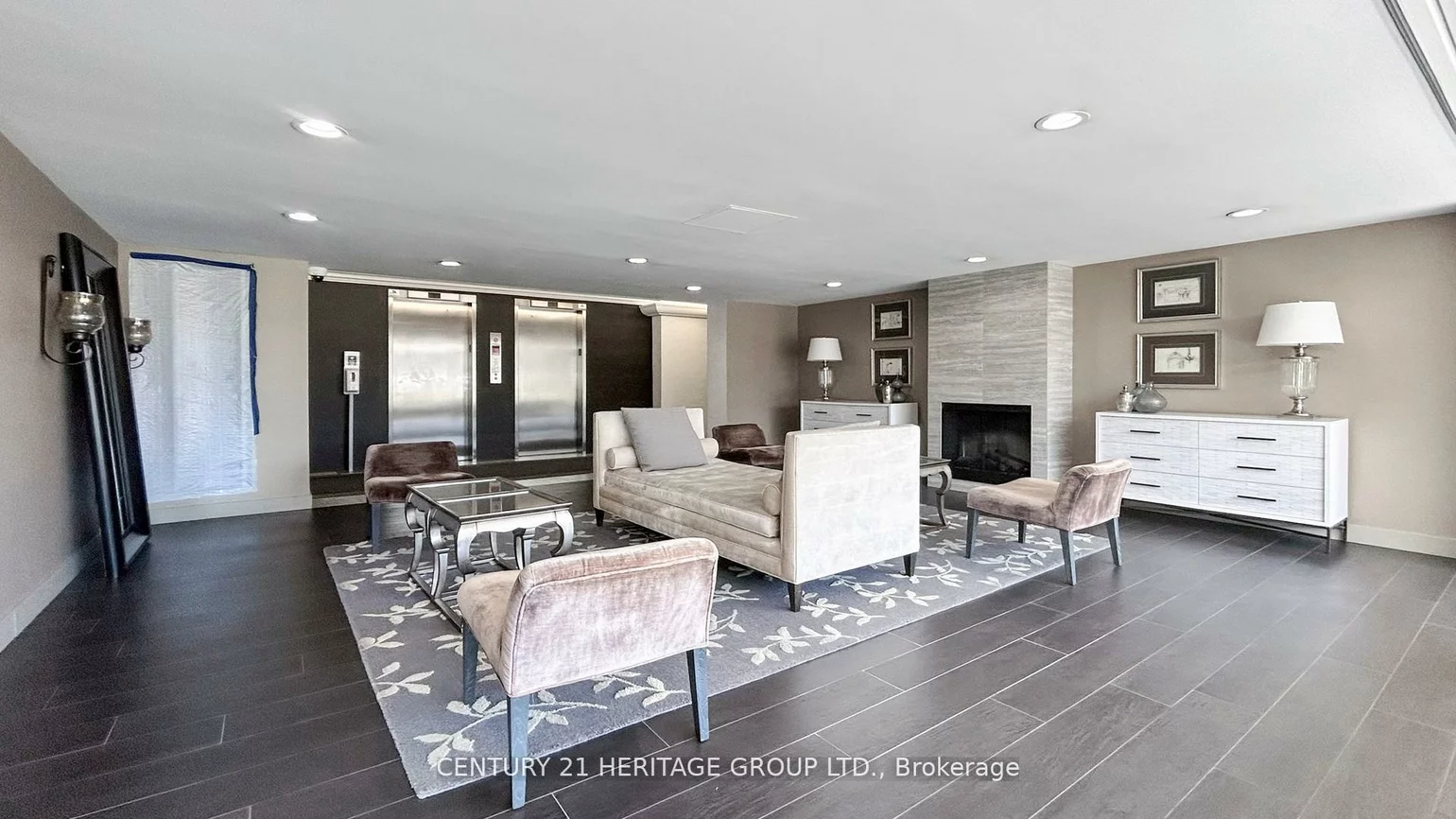 7811, Yonge, Thornhill, Markham