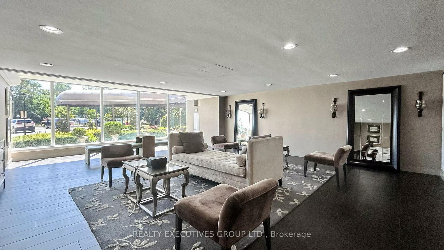 7811, Yonge, Thornhill, Markham