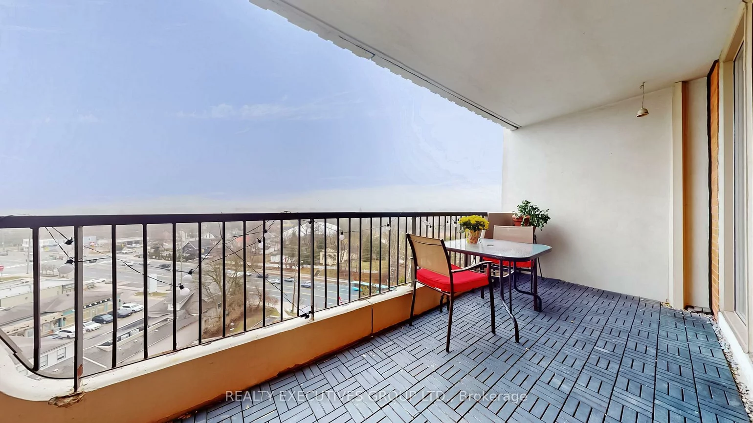 7811, Yonge, Thornhill, Markham