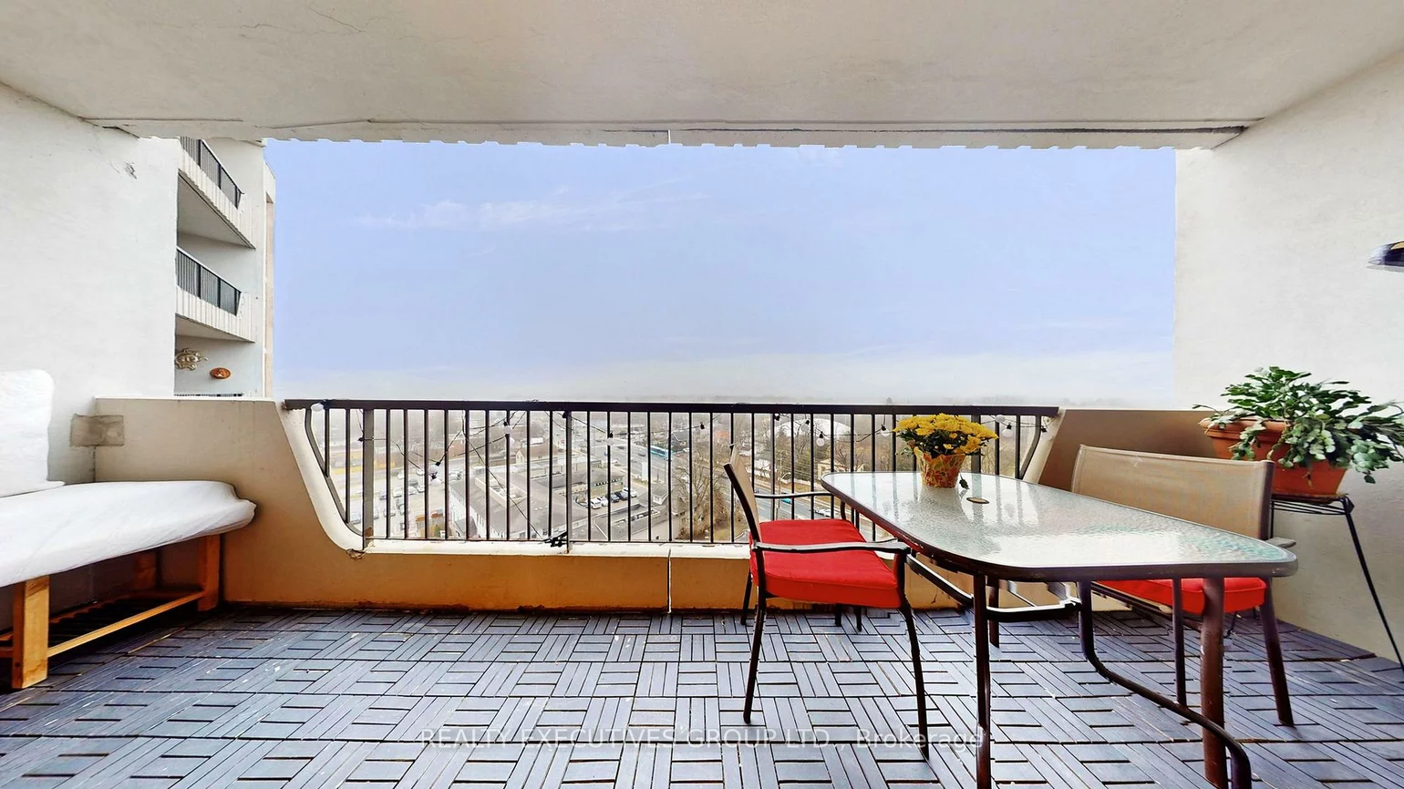 7811, Yonge, Thornhill, Markham