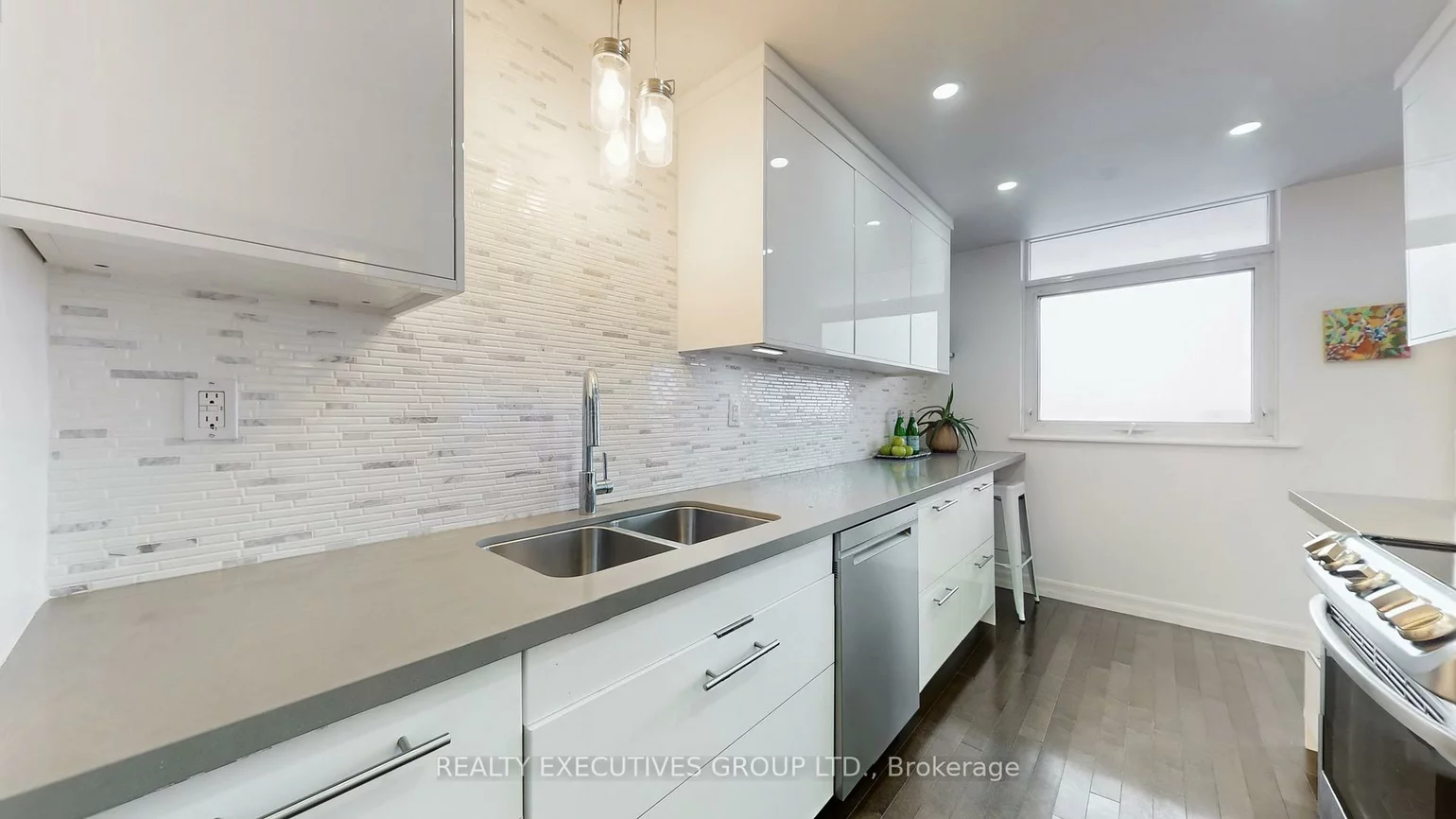 7811, Yonge, Thornhill, Markham