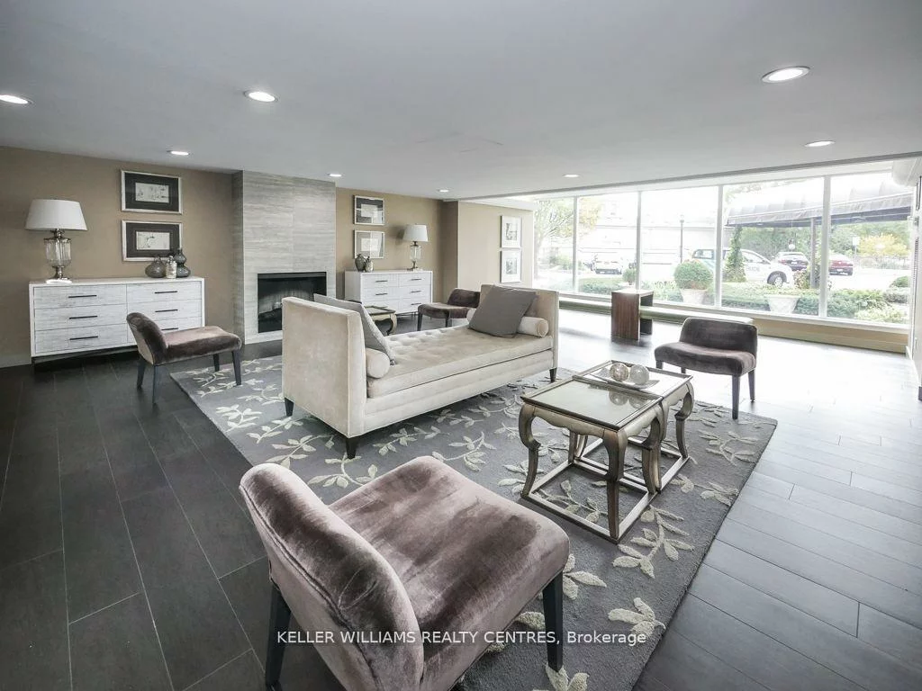 7811, Yonge, Thornhill, Markham