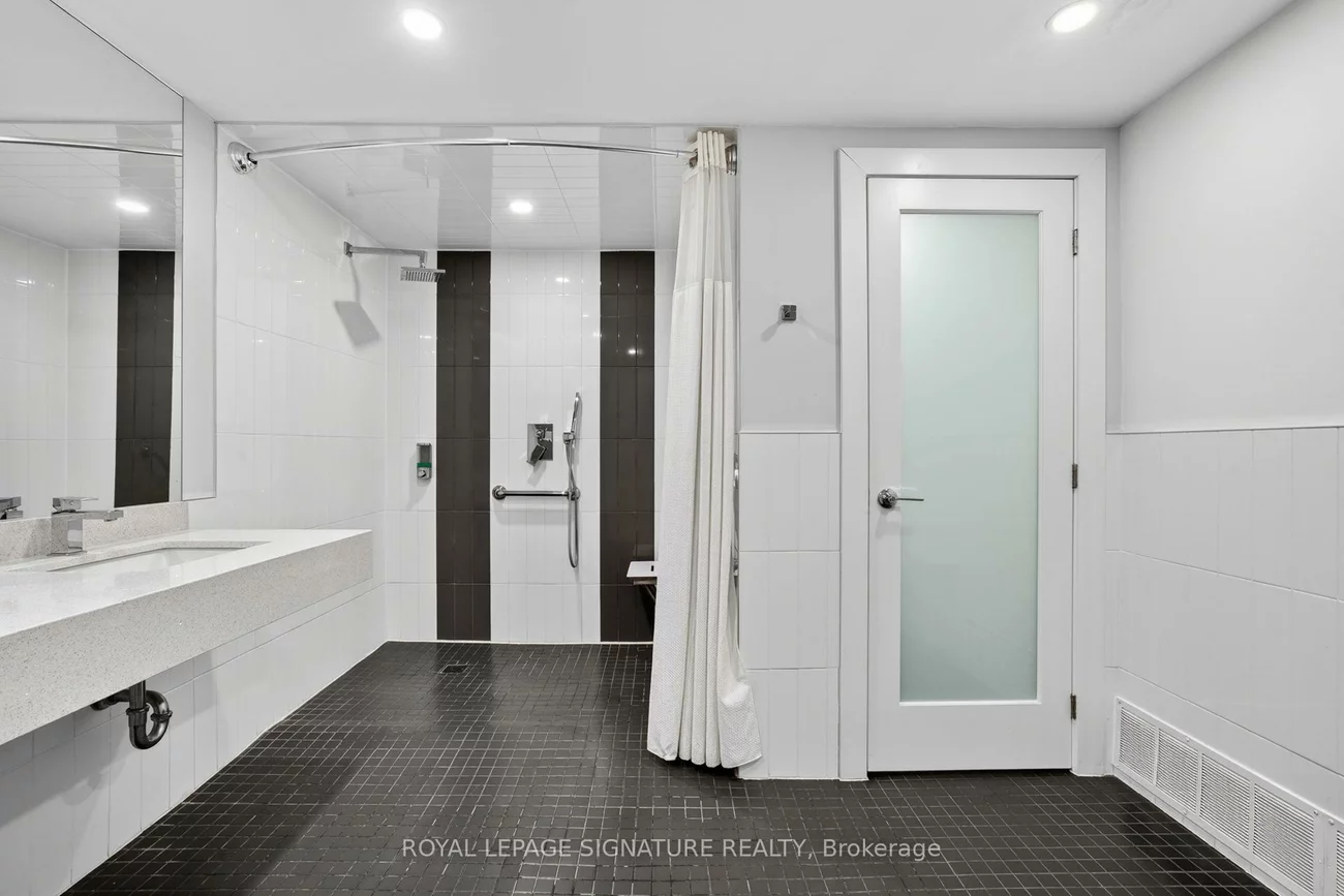 7811, Yonge, Thornhill, Markham