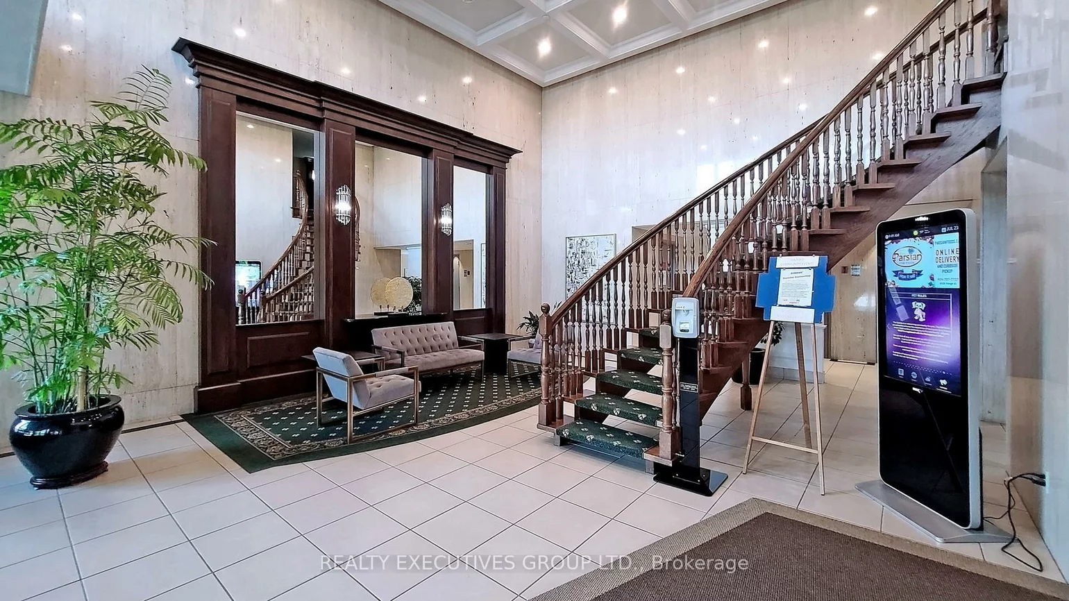 8111, Yonge, Royal Orchard, Markham