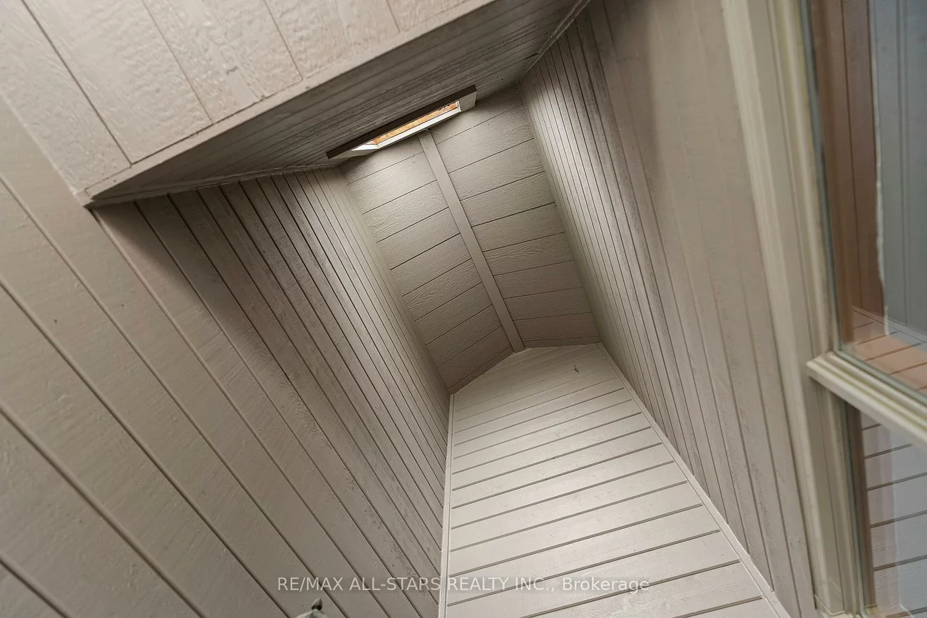 16, Kingfisher Cove, Greensborough, Markham
