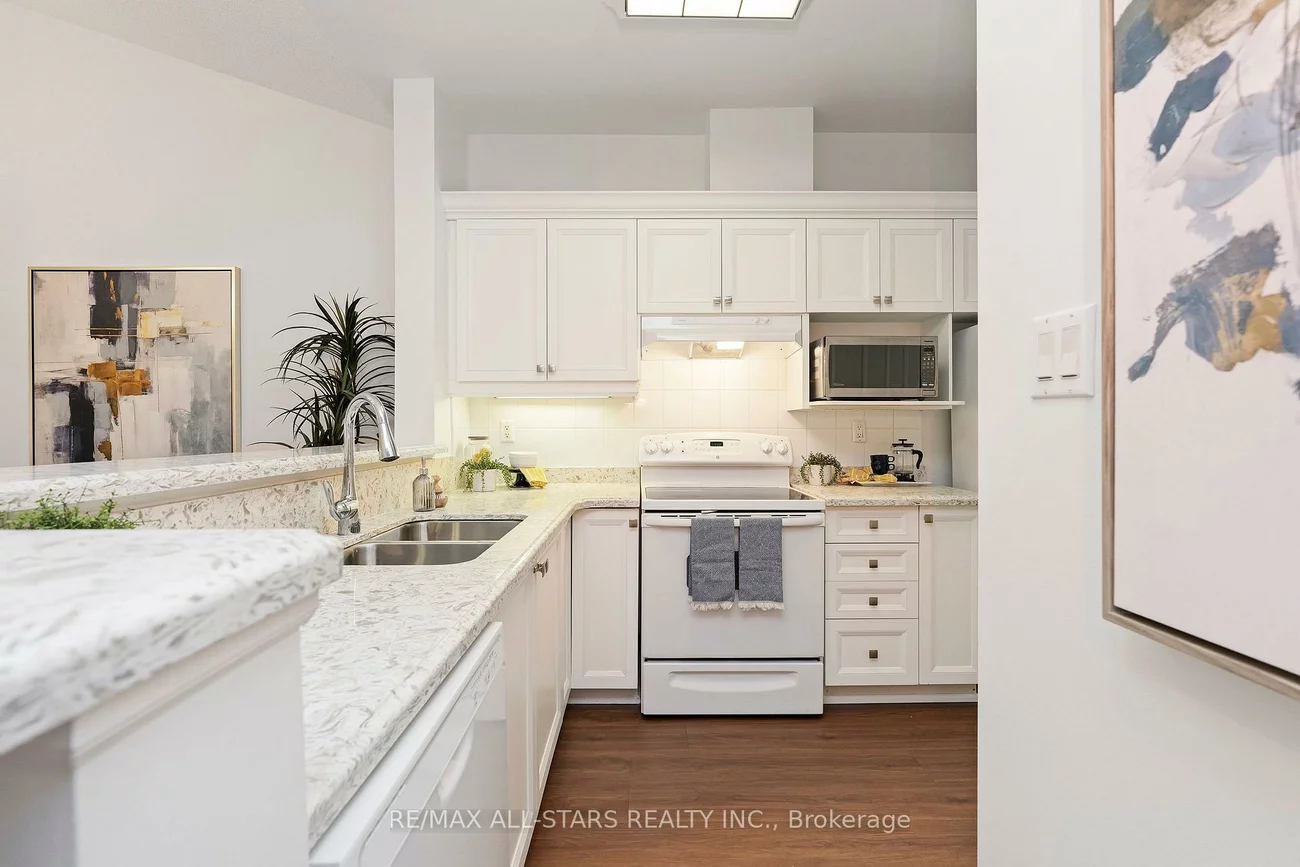 16, Kingfisher Cove, Greensborough, Markham